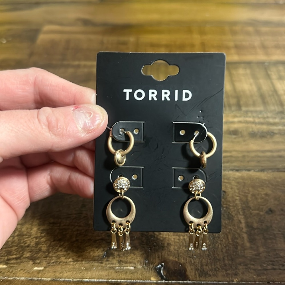 TORRID GOLD TONE PAVE DISC EARRING SET: NEW WITH TAGS
